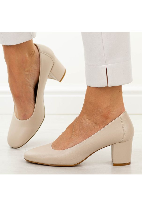 Cieliste czółenka damskie na obcasie Sergio Leone Pb419. Okazja: na co dzień, na spotkanie biznesowe. Nosek buta: okrągły. Zapięcie: bez zapięcia. Szerokość cholewki: normalna. Materiał: skóra. Sezon: wiosna, jesień, lato. Obcas: na obcasie. Styl: biznesowy, elegancki, casual, klasyczny, wizytowy. Wysokość obcasa: średni