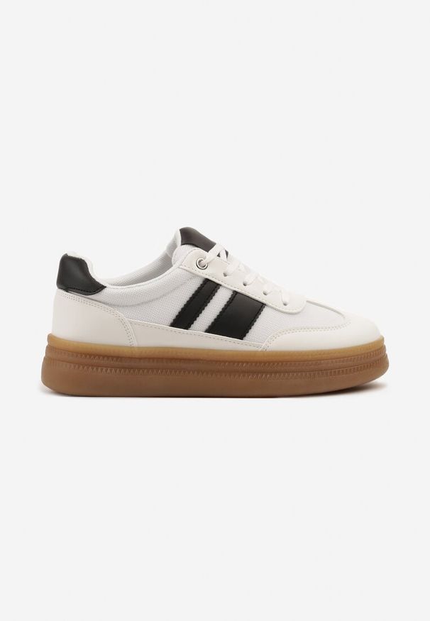 Born2be - Białe Sneakersy w Stylu Klasycznych Tenisówek Zdobione Paskami Tenalinea. Okazja: na co dzień. Zapięcie: pasek. Kolor: biały. Materiał: jeans. Wzór: aplikacja