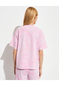 Versace Jeans Couture - VERSACE JEANS COUTURE - Różowy t-shirt ozdobiony printem. Kolor: różowy, wielokolorowy, fioletowy. Materiał: bawełna. Wzór: aplikacja, nadruk. Styl: elegancki #2