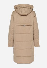 Born2be - Ciemnobeżowa Pikowana Kurtka z Kapturem Kieszeniami i Ozdobnym Suwakiem Mirorae. Okazja: na co dzień, na spacer. Typ kołnierza: kaptur. Kolor: beżowy. Materiał: jeans. Długość: długie. Sezon: zima. Styl: casual #7