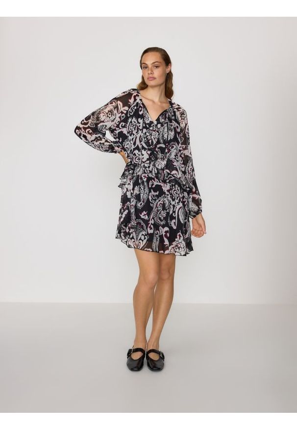 Reserved - Wzorzysta sukienka mini - wielobarwny. Materiał: tkanina. Długość: mini