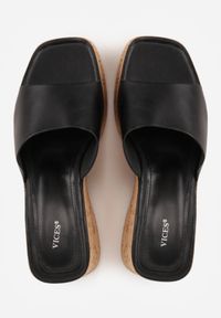 Renee - Czarne Klapki z Kwadratowym Noskiem VICES na Koturnie z Fakturą Korka Kahliliana. Kolor: czarny. Wzór: haft. Sezon: lato. Obcas: na koturnie. Styl: boho, wakacyjny, elegancki #5