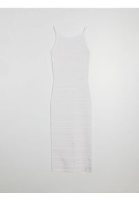 Sinsay - Bawełniana swetrowa sukienka midi na ramiączkach - kremowy. Kolor: kremowy. Materiał: bawełna. Długość rękawa: na ramiączkach. Długość: midi #1
