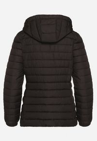 Born2be - Czarna Pikowana Kurtka z Kapturem i Sznurkami Miviana. Okazja: na spacer. Typ kołnierza: kaptur. Kolor: czarny. Materiał: jeans. Długość rękawa: długi rękaw. Długość: długie #6