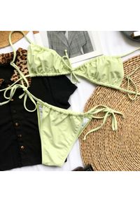 Intica - Bikini wiązane na plażę i do pływania Kamillah. Kolor: zielony. Materiał: materiał
