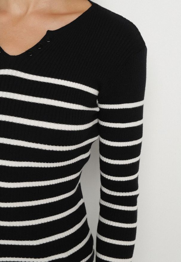 Born2be - Czarna Bluzka z Bawełną w Paski Ozdobiona Guzikami Gelvila. Okazja: na co dzień. Kolor: czarny. Materiał: bawełna. Wzór: paski, aplikacja. Styl: casual