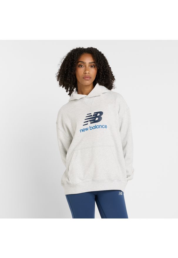 Bluza damska New Balance WT51501AHH – szara. Okazja: na co dzień. Kolor: szary. Materiał: dresówka, prążkowany, bawełna. Wzór: napisy, ze splotem. Styl: klasyczny, casual
