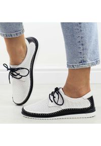 Białe wt/nv skórzane ażurowe półbuty damskie T.Sokolski W26-01. Okazja: na co dzień. Nosek buta: okrągły. Kolor: biały. Materiał: skóra. Szerokość cholewki: normalna. Wzór: ażurowy. Sezon: wiosna, lato. Styl: casual, elegancki #1