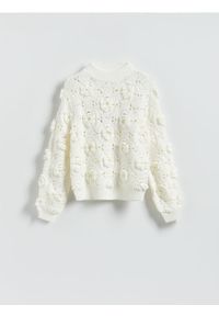 Reserved - Sweter z aplikacją 3D - złamana biel. Materiał: dzianina. Wzór: aplikacja