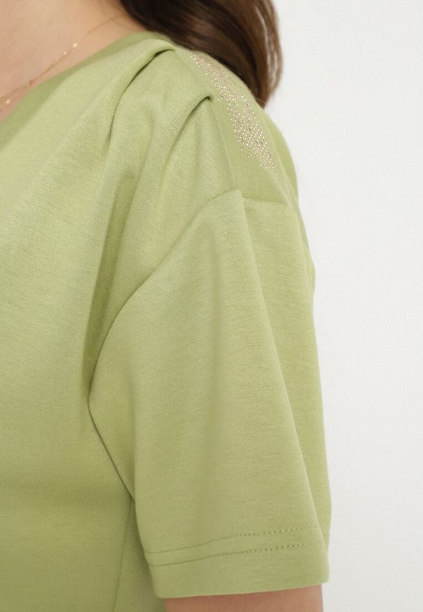 Born2be - Zielony T-shirt z Trójkątnym Dekoltem Foniriela. Okazja: do pracy, na co dzień. Kolor: zielony. Materiał: jeans. Styl: casual