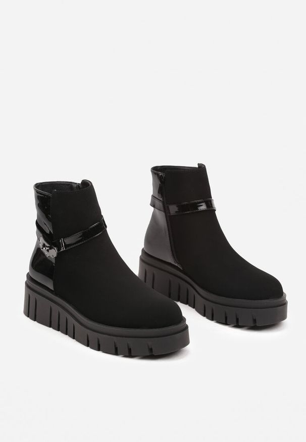 Born2be - Czarne Botki Sztyblety na Grubej Podeszwie z Ozdobną Klamrą Gigina. Okazja: na co dzień. Zapięcie: klamry. Kolor: czarny. Materiał: jeans. Styl: elegancki, casual