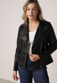 Born2be - Czarna Klasyczna Kurtka Ramoneska w Motocyklowym Stylu Kelmi. Okazja: na co dzień. Kolor: czarny. Materiał: poliester, skóra, jeans. Styl: klasyczny #1