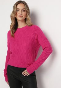 Born2be - Fuksjowy Sweter o Klasycznym Kroju z Wytłoczonym Wzorem Gundall. Kolor: różowy. Styl: klasyczny #4