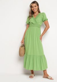 Born2be - Jasnozielona Bawełniana Sukienka z Kopertowym Dekoltem w Stylu Boho Rissasie. Okazja: na co dzień. Kolor: zielony. Materiał: bawełna. Typ sukienki: kopertowe. Styl: boho #1