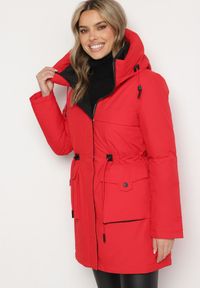 Born2be - Czerwona Kurtka Parka z Kapturem Kieszeniami i Ściągaczem w Talii Ravissia. Okazja: na co dzień, na spacer. Typ kołnierza: kaptur. Kolor: czerwony. Materiał: jeans. Styl: casual, elegancki, klasyczny #5