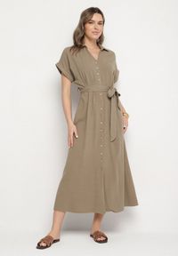 Born2be - Ciemnozielona Sukienka Koszulowa z Wiskozy i Lnu Wiązana w Talii z Kieszeniami Efrasira. Okazja: na co dzień. Kolor: zielony. Materiał: wiskoza, len. Typ sukienki: koszulowe. Styl: elegancki, casual #1