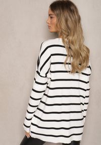 Renee - Biały Długi Sweter Nietoperz w Paski Gelavana. Kolor: biały. Materiał: materiał. Długość: długie. Wzór: paski #5