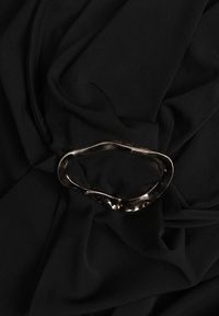 Renee - Czarne Body z Dekoltem Łódka Zdobione Marszczeniem i Aplikacją na Ramieniu Havrina. Okazja: na co dzień. Typ kołnierza: dekolt w łódkę. Kolor: czarny. Materiał: jeans. Wzór: aplikacja. Styl: casual #6