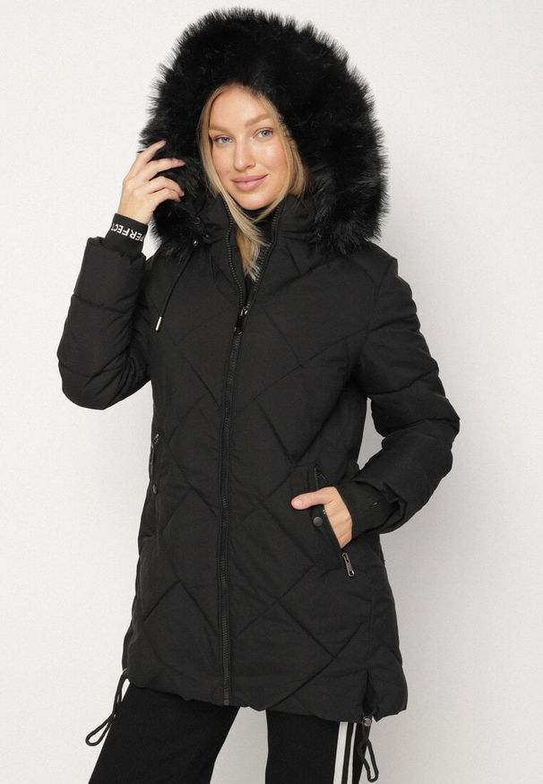 Born2be - Czarna Pikowana Kurtka z Kapturem z Futrem i Ściągaczami przy Rękawach Dacce. Okazja: na co dzień. Typ kołnierza: kaptur. Kolor: czarny. Materiał: futro. Styl: casual