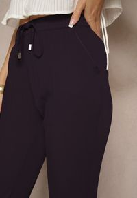 Renee - Granatowe Spodnie Dresowe High Waist z Ozdobnym Wiązaniem Ellivaria. Okazja: na co dzień. Stan: podwyższony. Kolor: niebieski. Materiał: dresówka. Styl: casual