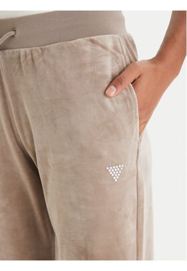 Guess Spodnie dresowe V3BB27 K0232 Beżowy Regular Fit. Kolor: beżowy. Materiał: syntetyk