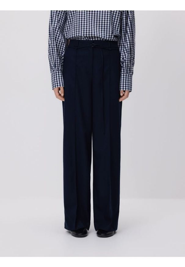 Reserved - Spodnie z kantem - granatowy. Kolor: niebieski. Materiał: wiskoza, tkanina