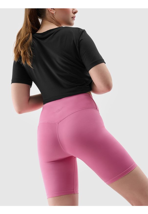 4f - 4F Legginsy kolarki treningowe z materiału z recyklingu damskie - różowe L. Stan: podwyższony. Kolor: różowy. Materiał: materiał. Wzór: gładki, ze splotem, jednolity. Sport: joga i pilates, fitness