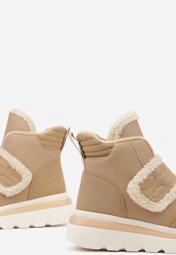 Renee - Ciemnobeżowe Śniegowce Ozdobione Futerkiem i Przeszyciami Newelara. Okazja: na co dzień. Zapięcie: rzepy. Kolor: beżowy. Materiał: futro. Wzór: aplikacja. Styl: casual