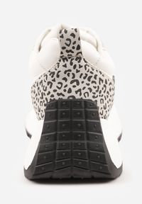 Renee - Białe Sneakersy Vices na Platformie Ozdobione Naszywką i Panterką Selothiel. Okazja: na co dzień. Kolor: biały. Materiał: jeans. Wzór: motyw zwierzęcy, aplikacja. Obcas: na platformie #10