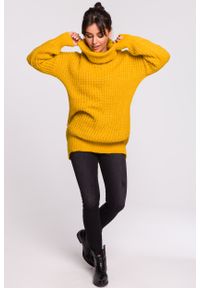 e-margeritka - Ciepły sweter z golfem miodowy - l/xl. Typ kołnierza: golf. Kolor: pomarańczowy. Materiał: materiał, poliester, włókno, wełna. Długość: długie. Wzór: ze splotem