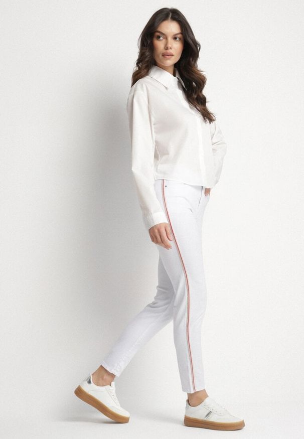 Born2be - Białe Spodnie Skinny z Wysokim Stanem i Lampasami Nimirene. Okazja: na co dzień. Stan: podwyższony. Kolor: biały. Styl: elegancki, casual