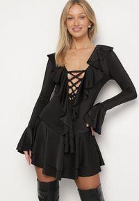 Born2be - Czarna Taliowana Sukienka Zdobiona Falbankami Tiraneda. Okazja: na imprezę. Typ kołnierza: kołnierz z falbankami. Kolor: czarny. Wzór: aplikacja. Typ sukienki: proste. Styl: elegancki #4