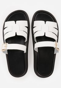 Born2be - Białe Klapki z Przeplatanymi Paskami i Klamrą Ravelya. Okazja: na spacer, na co dzień. Kolor: biały. Materiał: jeans. Sezon: lato. Styl: casual, klasyczny, boho #4