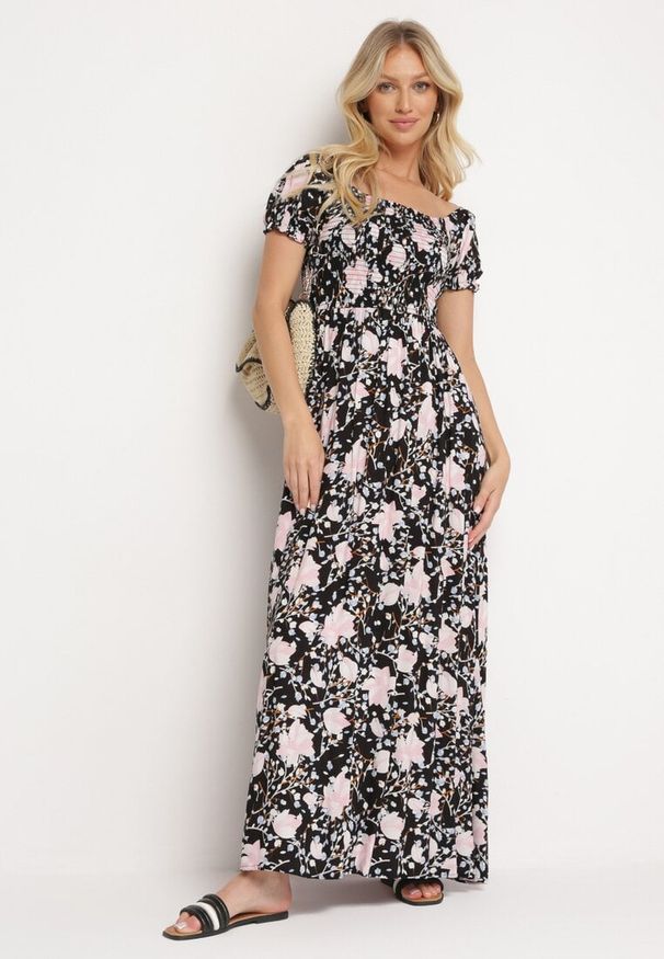 Born2be - Czarno-Biała Rozkloszowana Sukienka w Kwiaty z Marszczonym Dekoltem Disteria. Okazja: na co dzień. Kolor: czarny. Materiał: jeans. Wzór: kwiaty. Sezon: lato, wiosna. Styl: casual, vintage, elegancki