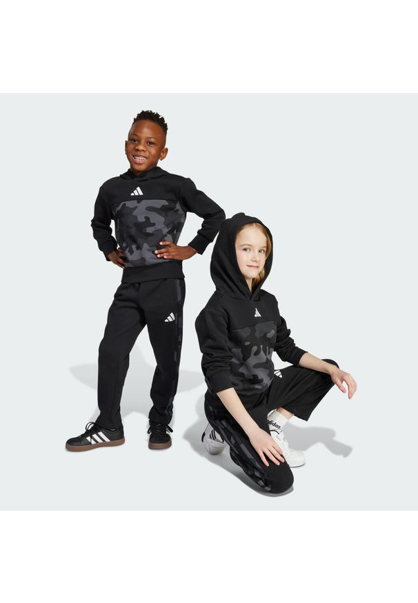Adidas - Dziecięcy zestaw Seasonal Essentials Camo Fleece Jogger. Okazja: na uczelnię. Kolor: czarny, wielokolorowy, biały. Materiał: bawełna, dresówka, polar. Styl: sportowy