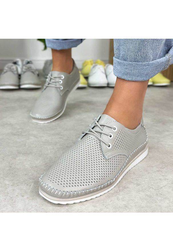 Szare skórzane ażurowe półbuty damskie T.Sokolski W26-01. Okazja: na spacer, na co dzień. Nosek buta: okrągły. Zapięcie: sznurówki. Kolor: szary. Materiał: skóra. Wzór: ażurowy. Sezon: wiosna, lato. Styl: casual, elegancki