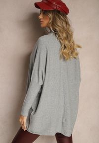 Renee - Szary Sweter Nietoperz z Dłuższym Tyłem i Półgolfem Vitirae. Okazja: na co dzień. Kolor: szary. Materiał: jeans. Długość: długie. Styl: casual, elegancki