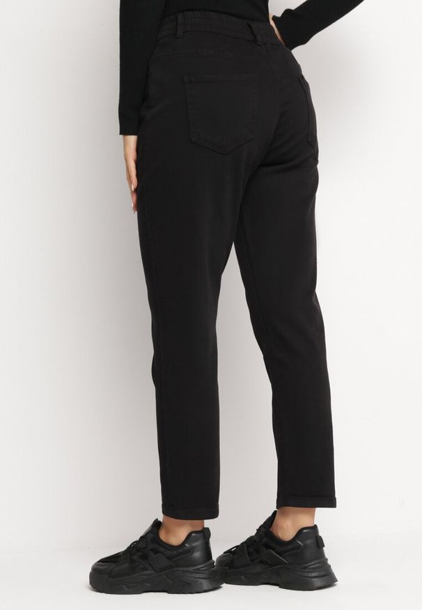Born2be - Czarne Jeansy Mom Fit z Gumką w Pasie Copelina. Okazja: na co dzień. Stan: podwyższony. Kolor: czarny. Wzór: aplikacja. Styl: elegancki, casual, klasyczny