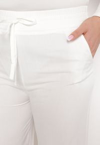 Born2be - Białe Bawełniane Spodnie Szerokie z Kieszeniami Hiveta. Kolor: biały. Materiał: bawełna