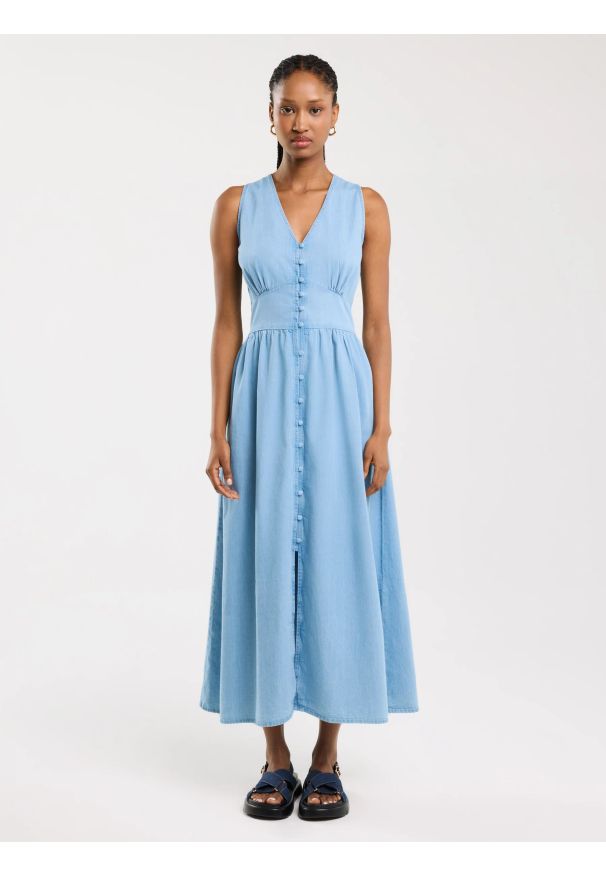 Big-Star - Sukienka damska midi jeansowa niebieska Willow 160. Typ kołnierza: dekolt w kształcie V. Kolor: niebieski. Materiał: jeans. Długość rękawa: bez rękawów. Sezon: lato. Styl: elegancki. Długość: midi