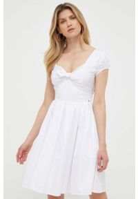 Guess sukienka kolor biały mini rozkloszowana. Kolor: biały. Materiał: tkanina. Długość rękawa: krótki rękaw. Typ sukienki: rozkloszowane. Długość: mini #1