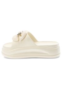 Beżowe Klapki Filippo Modne Buty Damskie Na Platformie. Okazja: na co dzień. Kolor: beżowy. Wzór: aplikacja. Obcas: na platformie. Styl: casual, elegancki #5