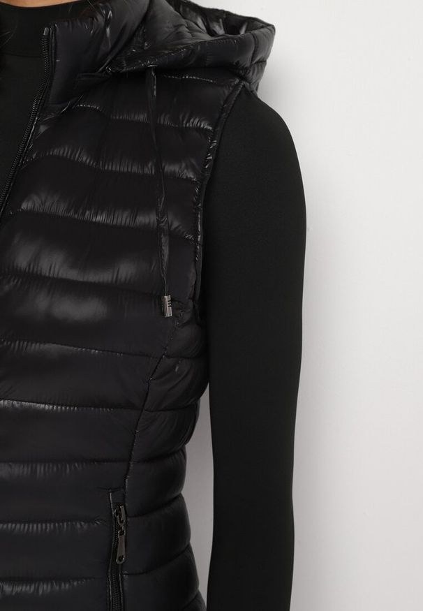 Born2be - Czarna Klasyczna Pikowana Kamizelka na Suwak z Kapturem Mivora. Okazja: na co dzień, do pracy. Typ kołnierza: kaptur. Kolor: czarny. Materiał: jeans. Styl: klasyczny