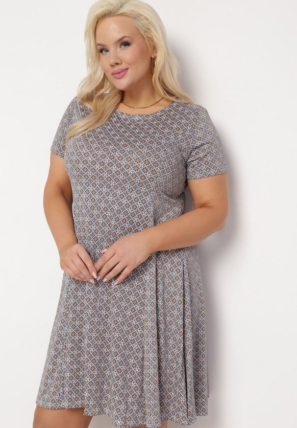 Born2be - Niebiesko-Beżowa Rozkloszowana Sukienka Mini z Elastycznej Wiskozy Annamarie. Kolor: niebieski. Materiał: wiskoza. Długość: mini