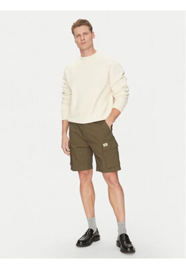 Calvin Klein Jeans Szorty materiałowe J30J327376 Khaki Regular Fit. Kolor: brązowy. Materiał: bawełna