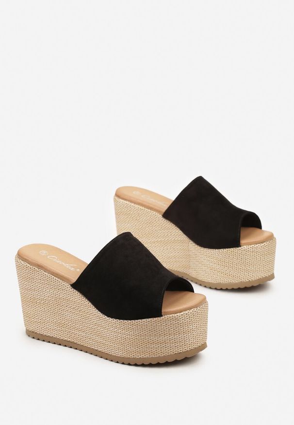 Renee - Czarne Klapki w Stylu Boho na Platformie i Koturnie z Paskiem z Imitacji Zamszu Marinle. Kolor: czarny. Materiał: zamsz. Wzór: aplikacja, ażurowy. Obcas: na koturnie. Styl: boho