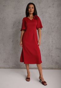 Renee - Czerwona Zwiewna Sukienka Wieczorowa VICES z Aplikacją 3D w Kształcie Kwiatu Themira. Typ kołnierza: dekolt w kształcie V. Kolor: czerwony. Wzór: aplikacja, kwiaty. Styl: wizytowy #7