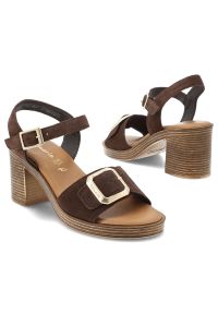 Sandały damskie Tamaris, cholewka ze skóry zamszowej na stabilnym słupku z szerokimi paskami i regulowanym zapięciem przy kostce ozdobione dużą klamr. Okazja: na co dzień. Zapięcie: pasek. Kolor: brązowy. Wzór: aplikacja. Materiał: zamsz, skóra. Sezon: lato. Obcas: na słupku. Styl: casual, elegancki, klasyczny. Wysokość obcasa: średni #4