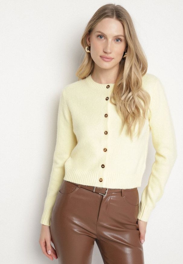 Born2be - Żółty Kardigan z Wełną o Prostym Kroju z Okrągłym Dekoltem Reissima. Kolor: żółty. Materiał: wełna. Długość rękawa: długi rękaw. Długość: długie. Styl: klasyczny