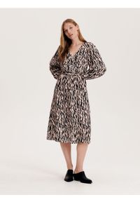 Reserved - Sukienka midi z wiązaniem - beżowy. Kolor: beżowy. Materiał: tkanina, wiskoza. Długość: midi